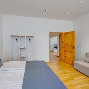 Apartment Kaza Guesthouse, Centrally Located 2 & 3 Bedroom In, Augsburg